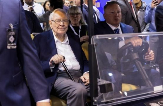 Tỷ phú Warren Buffett ví AI như bom nguyên tử