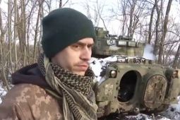 Kinh nghiệm chơi game giúp lính thiết giáp Ukraine hạ tăng T-90 hiện đại nhất...