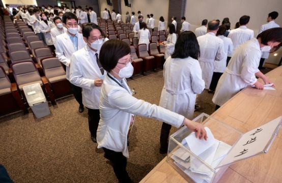 Nhiều giáo sư y khoa Hàn Quốc bắt đầu từ chức, giảm giờ làm