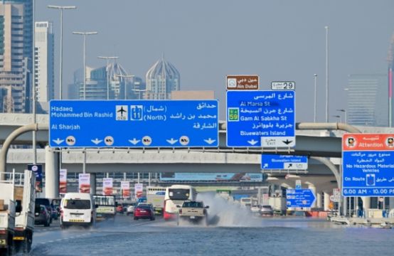 Dubai hoãn nợ, sửa nhà miễn phí sau lụt